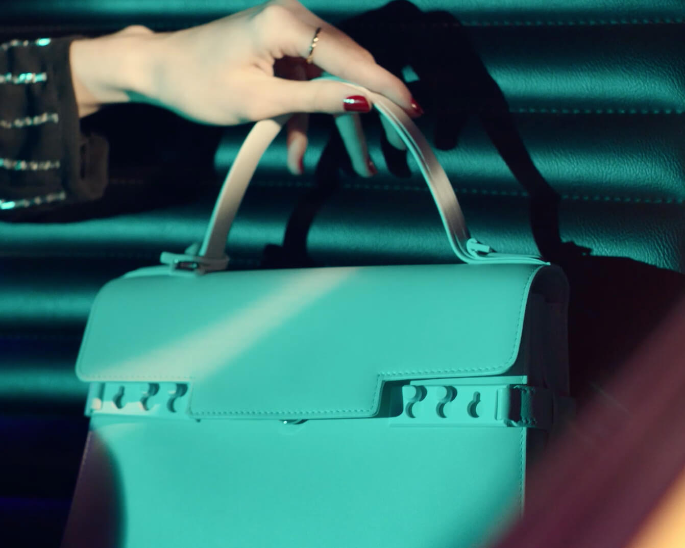 hold-on-please-delvaux-thomas-weil-15